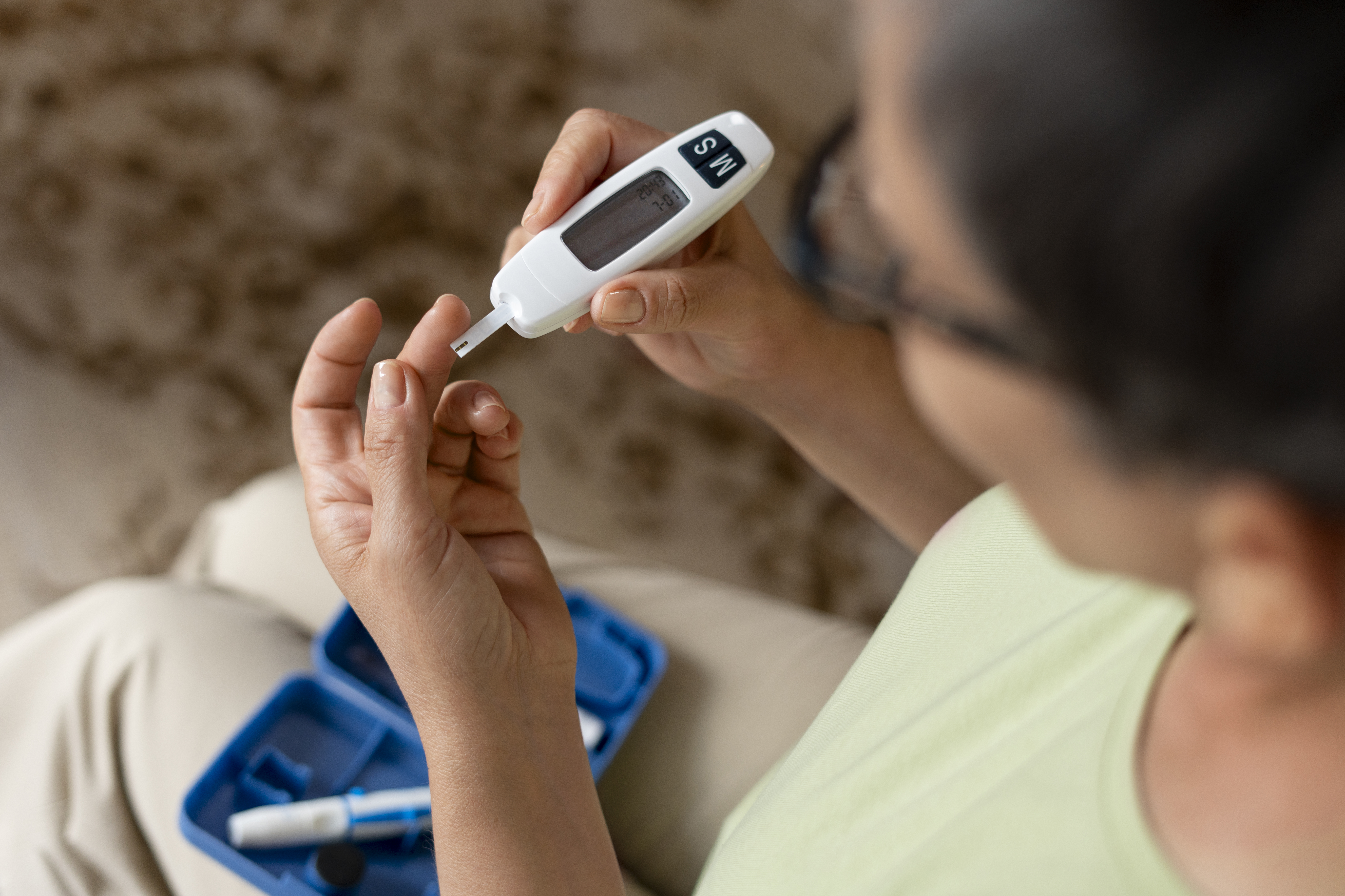 woman-checking-glucose-level